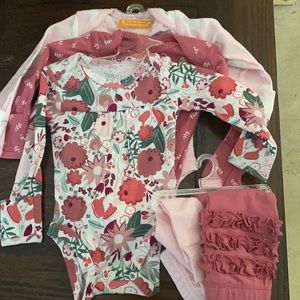 Carter’s and H&M new born bundle. (7 outfits)